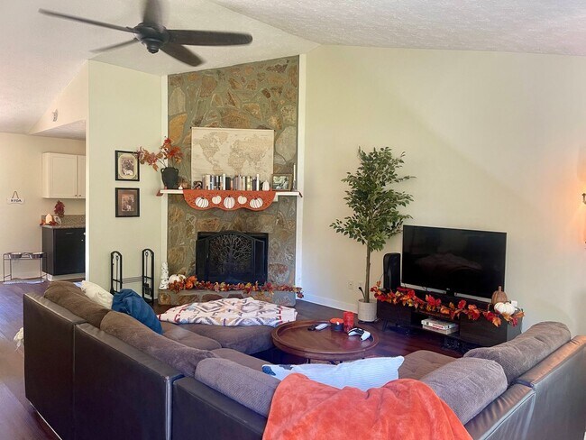 Building Photo - Beautiful newly renovated 3 bedroom 2 bath...