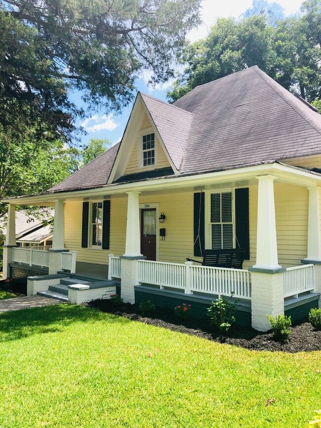 Building Photo - Plum Street-3 bedroom/2 bath home with large rocking chair front porch!