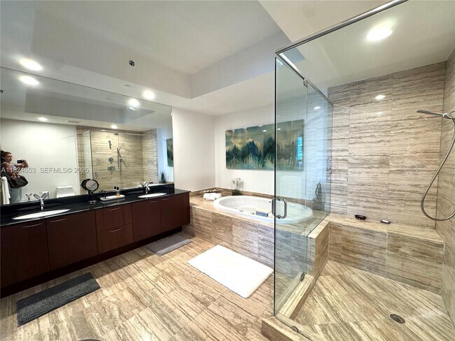 Building Photo - 16001 Collins Ave