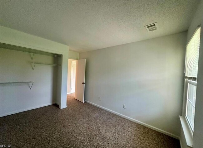 Building Photo - 4044 Laurel Green Cir
