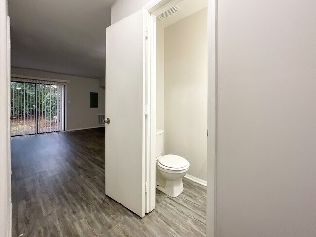 Building Photo - COMING SOON! Charming 2-Bed, 1.5-Bath Retr...