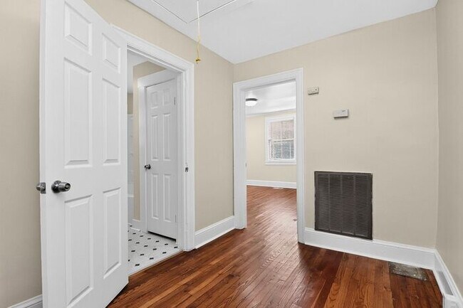 Building Photo - Charming 2BD/1BA Home Near Lakewood Park!