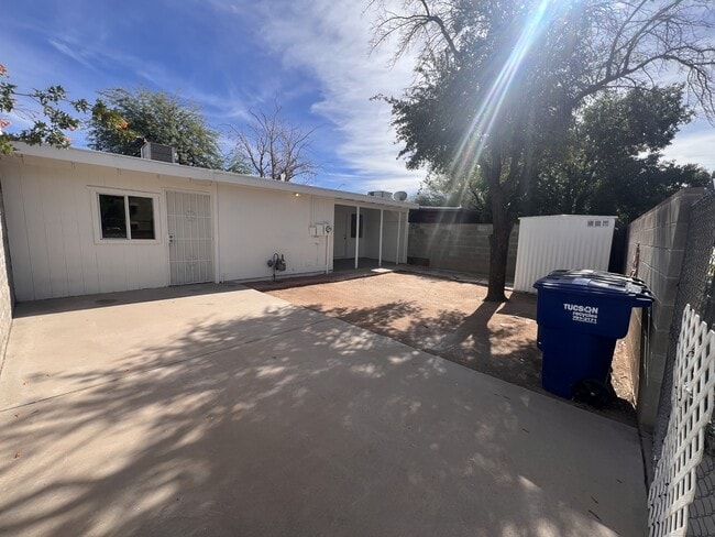 Building Photo - 6905 E Golf Links Cir