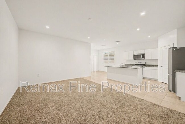 Building Photo - 1566 E Fletcher Dr