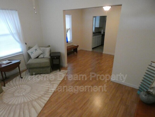 Building Photo - 930 Bryant Ave