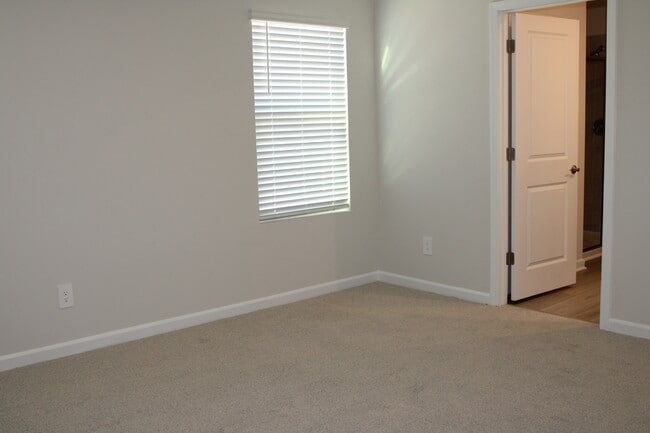 Building Photo - 832 Ottawa Dr