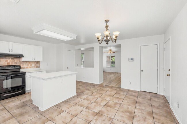 Building Photo - Freshly Painted 3 bedroom home!