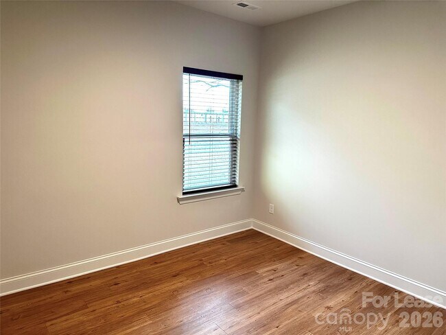 Building Photo - 525 N Linwood Ave