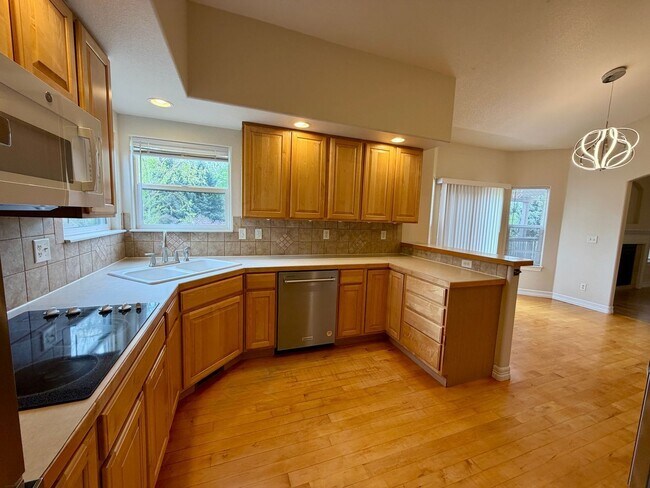 Building Photo - 625 Red Tail Dr