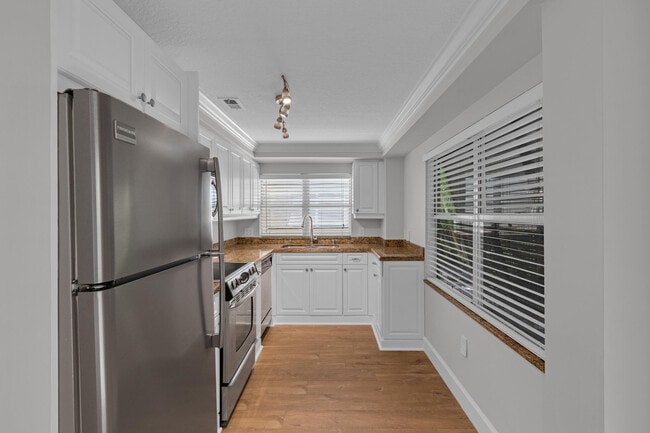 Building Photo - 900 NE 4th St