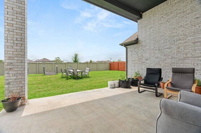 Building Photo - 372 Hollister Dr
