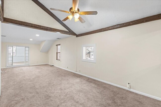 Building Photo - 127 E Pine St