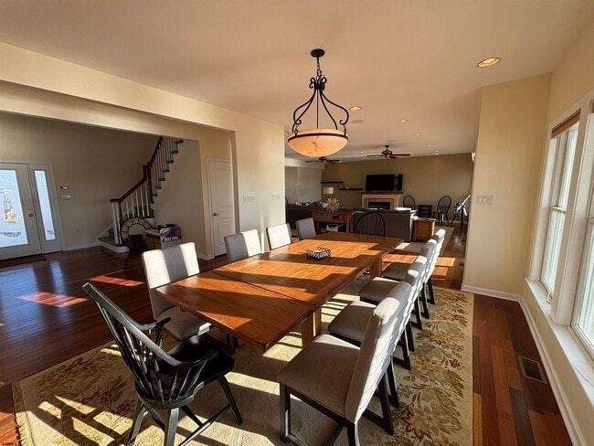 Building Photo - 802 N Harvard Ave