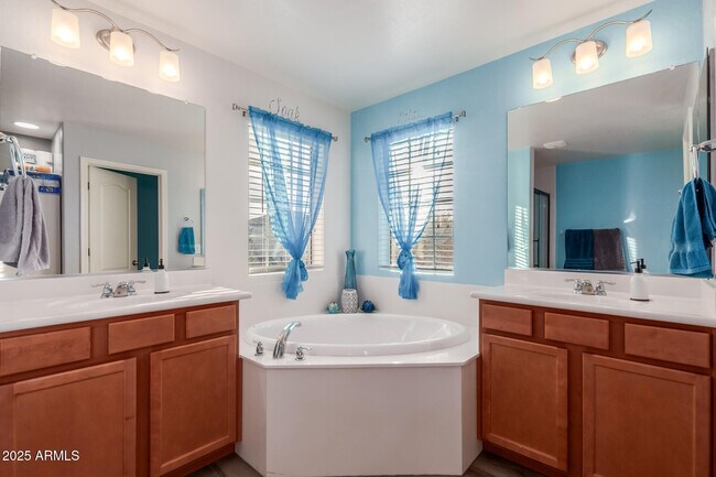 Building Photo - 836 E Constance Wy