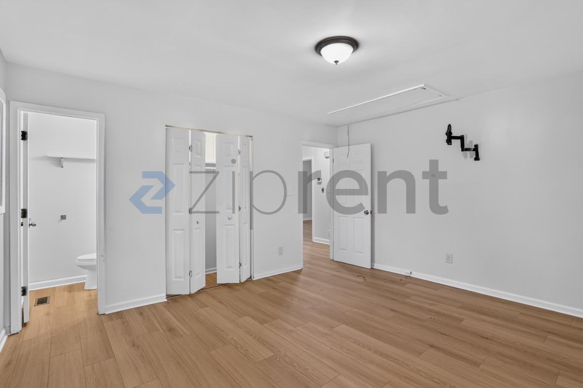 Building Photo - Unit