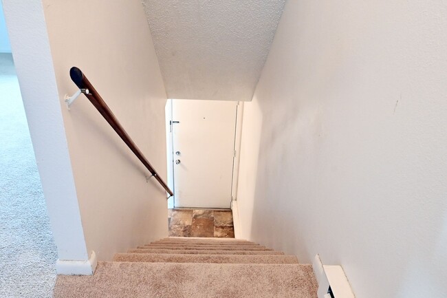 Building Photo - 2 bed 1 Bath townhouse