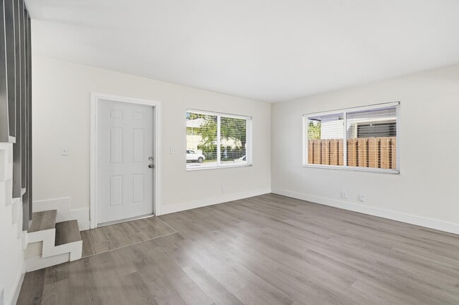 Building Photo - 622 SW 7th Ave