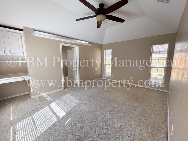 Building Photo - 803 Lakeway Dr