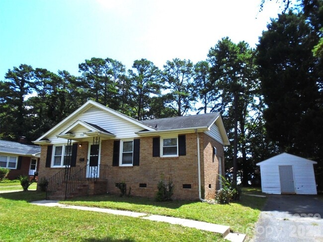 Building Photo - 1500 Woodhill Ln