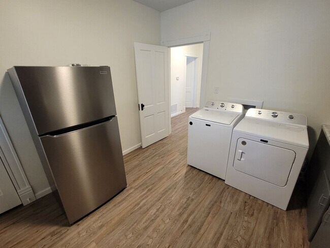 Building Photo - 510 W 5th St