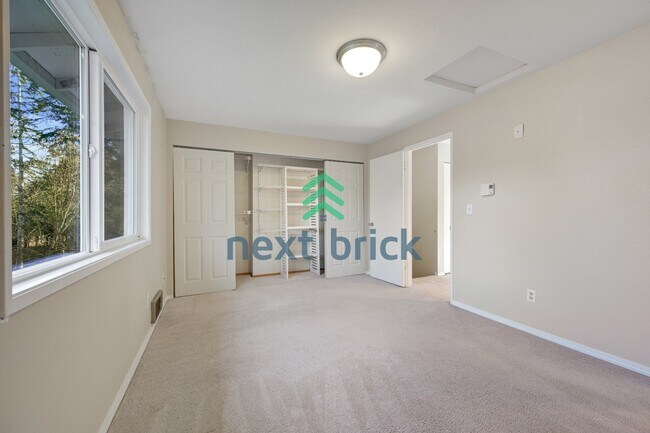 Building Photo - A Cozy 3 Bedroom and 2.5 Bathroom Property