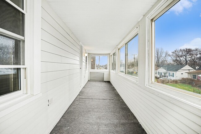 Building Photo - Updated 3BR Upper Unit with Garage Parking and Porch