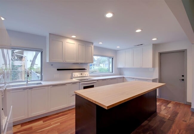 Building Photo - 11813 Highland Oaks Trail