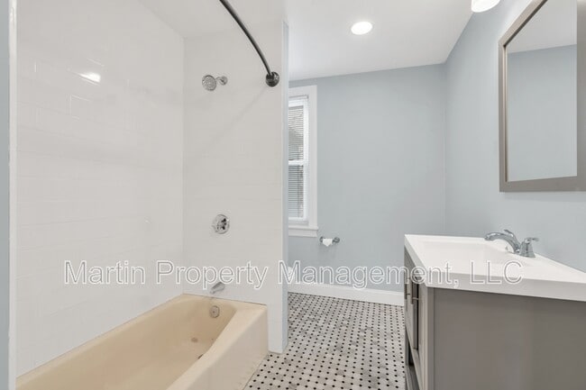 Building Photo - 14-14 Beltran St