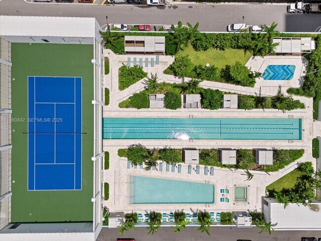 Building Photo - 700 NE 26th Terrace