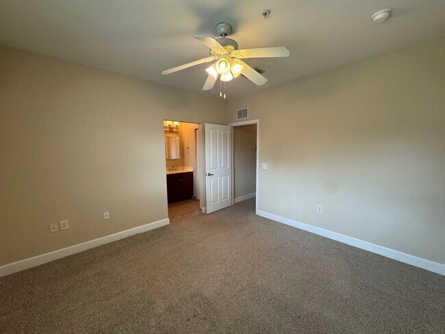 Building Photo - 2 Bed / 2 Bath Upstairs Condo in the Gated...