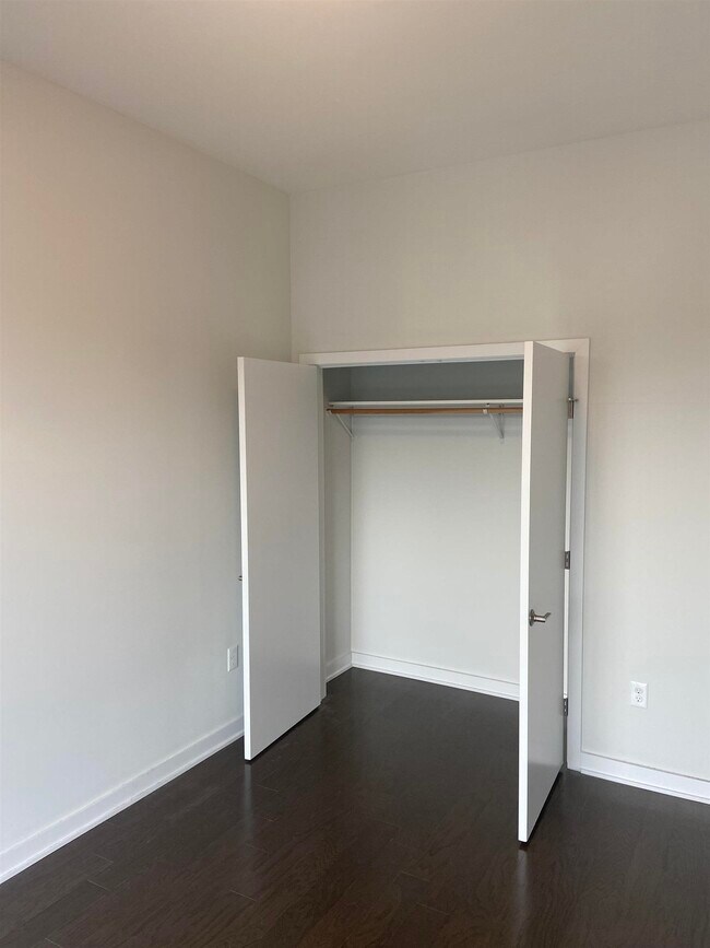 Building Photo - 275 Broadway