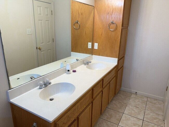 Building Photo - 1204 Nicholas Cir