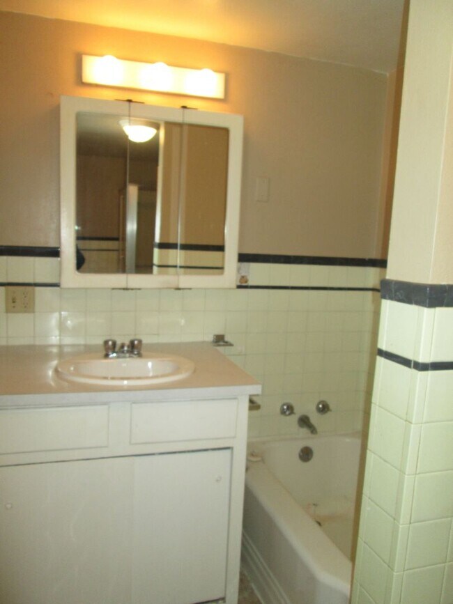 Building Photo - 2BR 2bath home close to downtown Iowa City, available August 1, 2023!