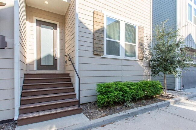 Building Photo - 3344 Pinemont Dr