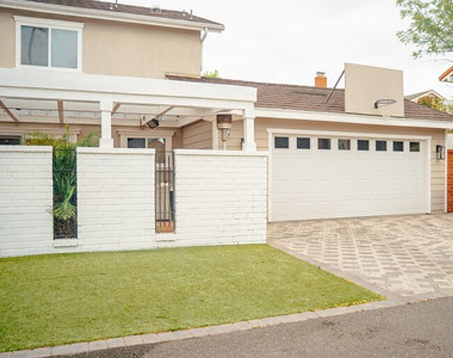 Building Photo - Waterfront 4 Bedroom