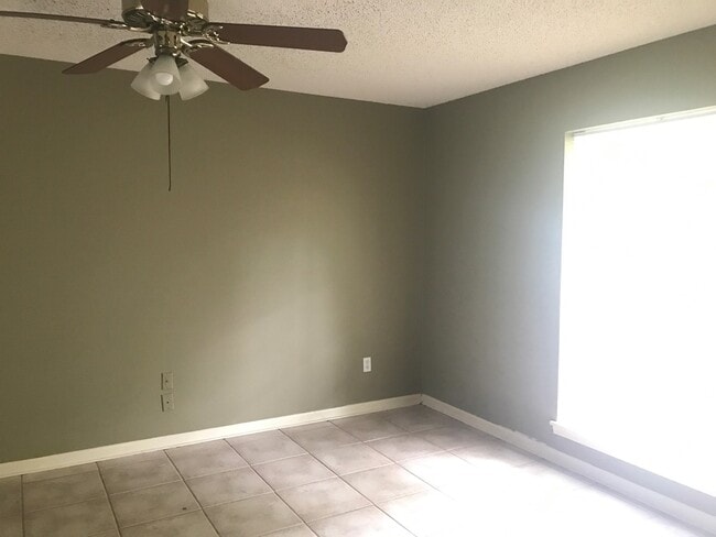 Building Photo - 3/2/2 Fenced yard , pet friendly