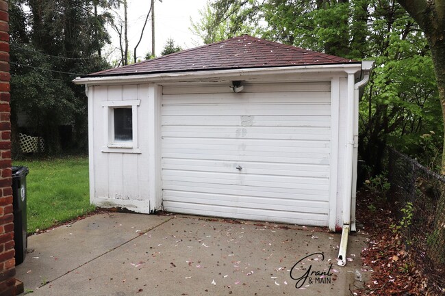 Building Photo - Spacious 3 Bedroom - 1 Bath - Redford - $1...
