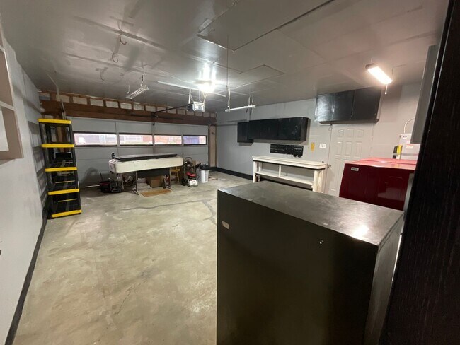 Building Photo - Beautiful 3 Bedroom 2 Bath Home at Lawrence Lake!