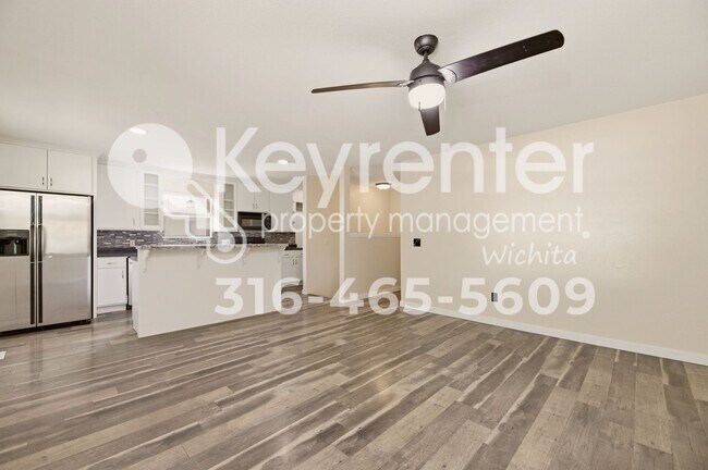 Building Photo - Well maintained 3 bedroom, 3 bath home close to everything you need!