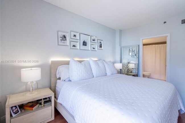 Building Photo - 540 Brickell Key Dr