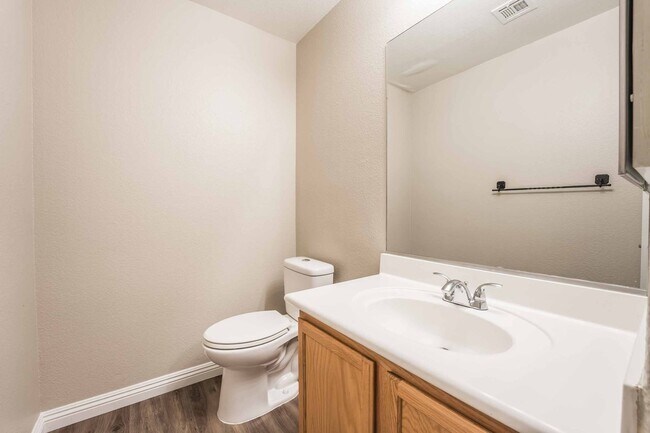 Building Photo - 3 BEDROOM HOUSE WITH OPEN FLOOR PLAN !!