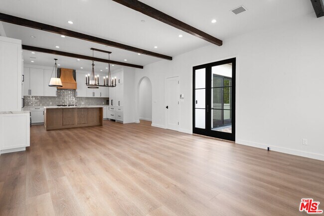 Building Photo - 930 Lincoln Blvd