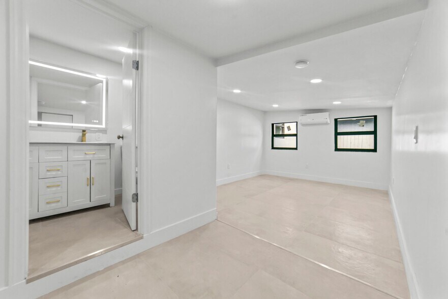 Building Photo - 4114 SW 49th Ct