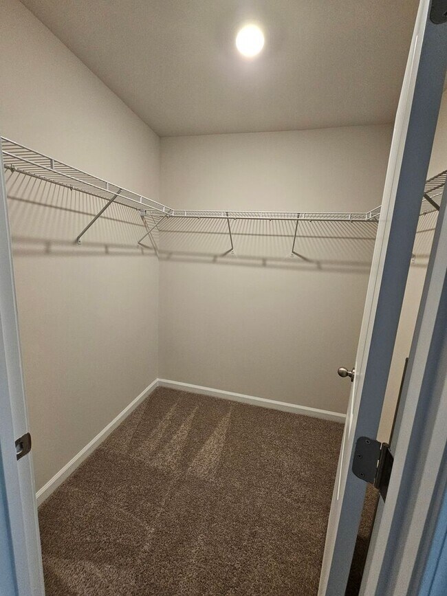 Building Photo - Move in Ready...Start Packing