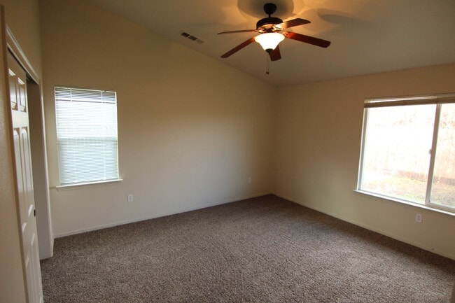 Building Photo - 3 Bedroom Home in Gated Lake California