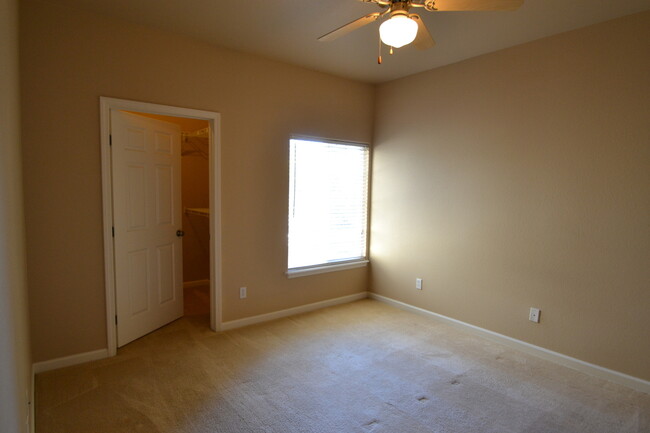 Building Photo - 2 bed 2 bath Townhome on Main Level with A/C