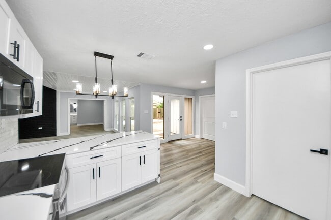 Building Photo - 9406 Vickijohn Dr