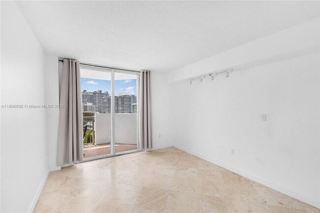 Building Photo - 1621 Bay Rd