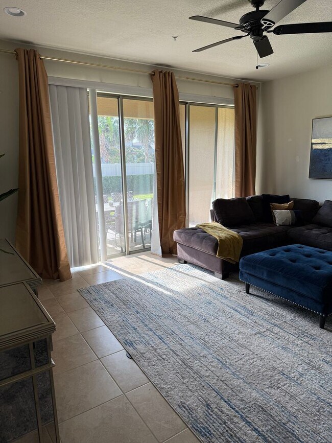 Building Photo - Beautiful 3/2.5 Townhome with Pool View in...