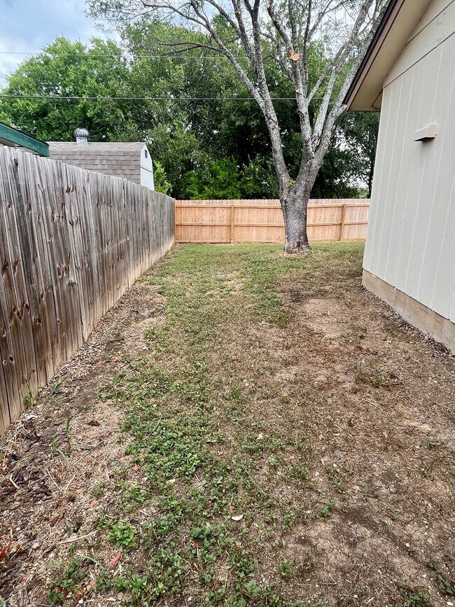 Building Photo - Charming 3/2 in Pipers Meadow  ~  *NO HOA*...